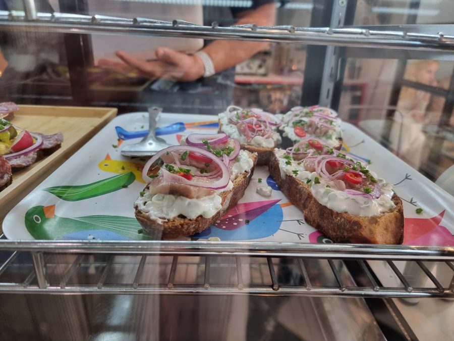 כריכים פתוחים בתצוגה
