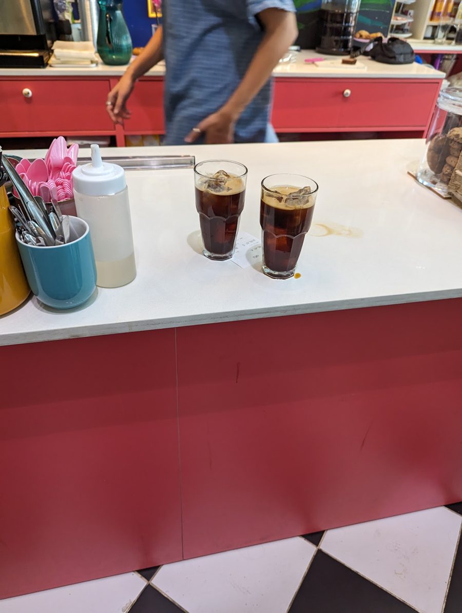 אייס קפה על הדלפק הוורוד